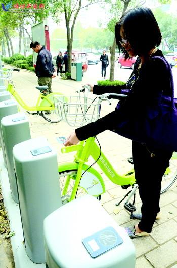 市民在站點(diǎn)刷卡取車。記者 殷夢(mèng)