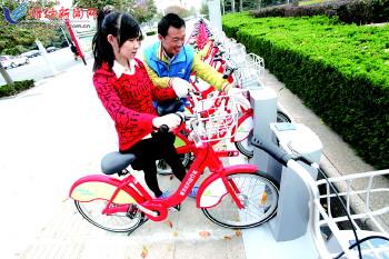 工作人員指導(dǎo)市民取車。記者 張馳