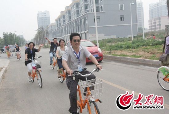 記者們騎上公共自行車，感受到城市公共自行車的便捷和樂趣。 記者 郭豪 攝。