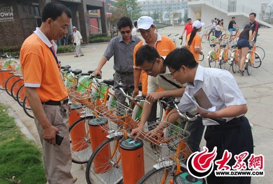 采訪團(tuán)記者做好準(zhǔn)備體驗(yàn)公共自行車。 記者 郭豪 攝。