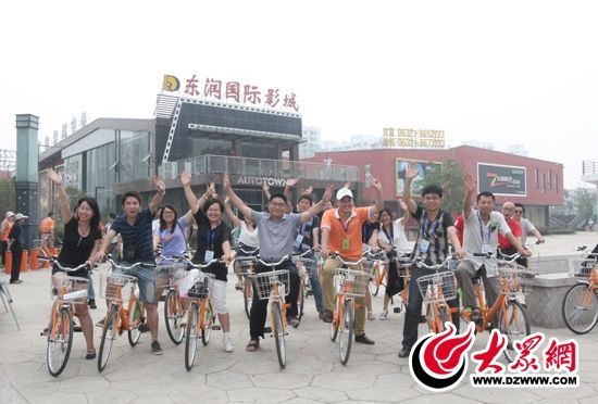 采訪團(tuán)記者做好準(zhǔn)備體驗(yàn)公共自行車。 記者 郭豪 攝。